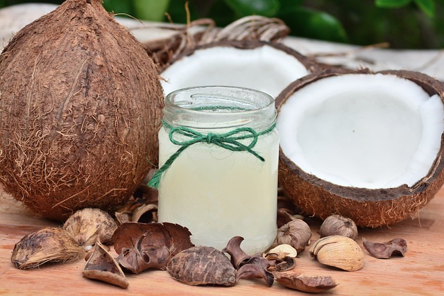 3. Výhody kokosového oleje při holení: Zklidnění a hydratace pokožky pro redukci podráždění a zarůstání chloupků